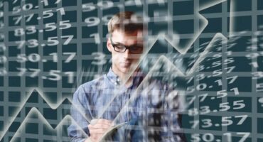 Marketer fijando precios