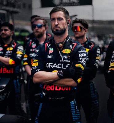 Red Bull Racing mechanics full of sponsorships