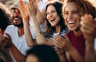 Aficionados animando en un evento deportivo