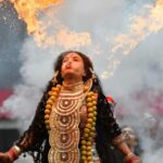 Mujer tragafuegos en ritual tradicional