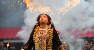 Mujer tragafuegos en ritual tradicional