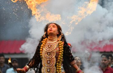 Mujer tragafuegos en ritual tradicional