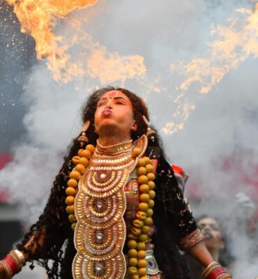 Mujer tragafuegos en ritual tradicional