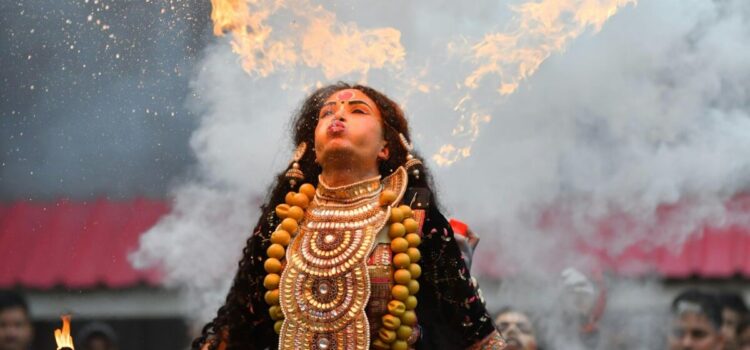Tragafuegos-ritual-tradicional Mujer tragafuegos en ritual tradicional